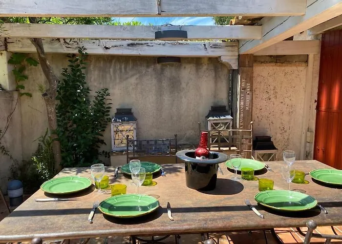 Дом отдыха Jolie Maison - Place Des Lices A 350m